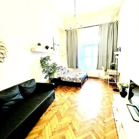 L4 Centre Stylish Flat