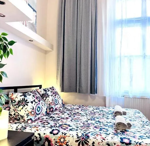 L4 Centre Stylish Flat بودابست